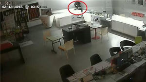 장도리로 벽 뚫고 침입&hellip;휴대전화 6천만 원어치 훔쳐
