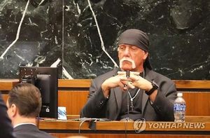 '헐크호건 성관계 영상' 보도 법정공방&hellip;사생활 vs 알권리 논란