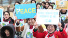 섬네일이미지  4:3.8 세계 여성의 날을 맞아 서울 여의도 시민공원에서 열린 평화 캠페인 참석자들이 세계여성평화그룹에 가입신청을 하고 있다.  이날 행사는 전 세계 132개국 여성 천만 명이 3월 8일 3시 8분(오후, 각국 현지시간)에 진행됐다.