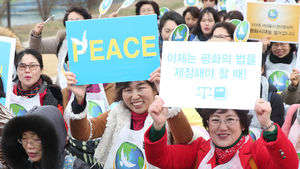 [슬라이드 포토] 세계 여성의 날 맞이 '평화 캠페인'