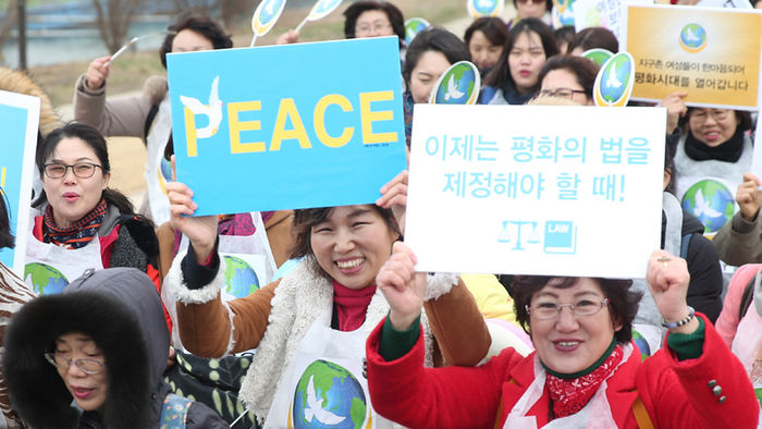 메인이미지  4 : 3.8 세계 여성의 날을 맞아 서울 여의도 시민공원에서 열린 평화 캠페인 참석자들이 세계여성평화그룹에 가입신청을 하고 있다.  이날 행사는 전 세계 132개국 여성 천만 명이 3월 8일 3시 8분(오후, 각국 현지시간)에 진행됐다.
