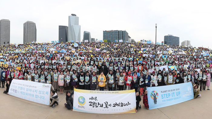 메인이미지  2 : 3.8 세계 여성의 날을 맞아 서울 여의도 시민공원에서 열린 평화 캠페인 참석자들이 세계여성평화그룹에 가입신청을 하고 있다.  이날 행사는 전 세계 132개국 여성 천만 명이 3월 8일 3시 8분(오후, 각국 현지시간)에 진행됐다.