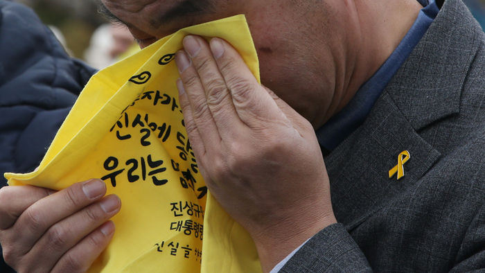 메인이미지  2 :  8일 오후 서울 여의도 국회 앞에서 416가족협의회와 4월16일의약속국민연대가 주최한 '세월호 특별법 개정 및 특검 처리 촉구 기자회견'에서 한 참가자가 눈물을 닦고 있다.