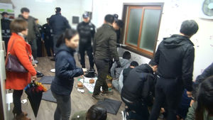 [슬라이드 포토] 외국인 근로자들 '전용식당'서 도박&middot;마약에 빠져