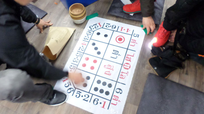메인이미지  1 : 경남 양산경찰서가 지난 6일 새벽 전문 도박장과 마약 범죄 온상이 된 양산 시내 한 외국인 전용식당에서 압수한 도박기구.(양산=연합뉴스)