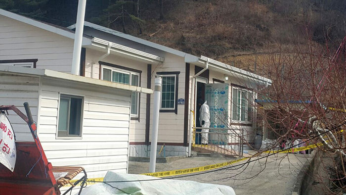 메인이미지  4 : 10일 오전 경북 청송군 현동면 한 마을회관을 경찰관이 조사하고 있다. 이곳에서는 9일 저녁 소주를 나눠마신 주민 2명이 쓰러져 병원으로 이송돼 1명이 숨지고 1명이 중태에 빠졌다.(청송=연합뉴스)