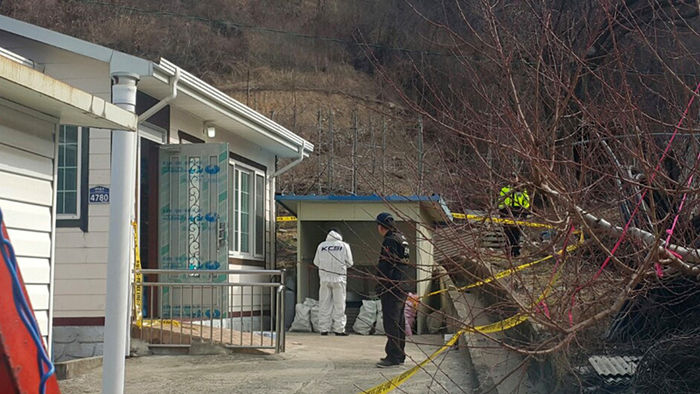 메인이미지  2 : 10일 오전 경북 청송군 현동면 한 마을회관을 경찰관이 조사하고 있다. 이곳에서는 9일 저녁 소주를 나눠마신 주민 2명이 쓰러져 병원으로 이송돼 1명이 숨지고 1명이 중태에 빠졌다.(청송=연합뉴스)