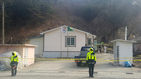섬네일이미지  1:10일 오전 경북 청송군 현동면 한 마을회관을 경찰관이 조사하고 있다. 이곳에서는 9일 저녁 소주를 나눠마신 주민 2명이 쓰러져 병원으로 이송돼 1명이 숨지고 1명이 중태에 빠졌다.(청송=연합뉴스)
