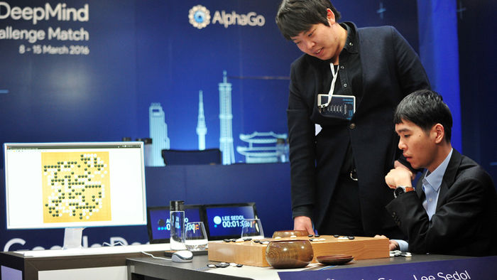 메인이미지  3 : 10일 오후 서울 종로구 포시즌스호텔에서 열린 '구글 딥마인드 챌린지 매치' 제2국에서 이세돌 9단이 알파고와 승부를 겨루고 있다. (한국기원)