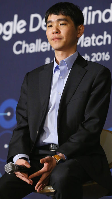 메인이미지  7 : 10일 오후 서울 종로구 포시즌스 호텔에서 '구글 딥마인드 챌린지 매치' 후 열린 기자회견에서 이세돌 9단이 굳은 표정으로 참석자 발언을 듣고 있다.