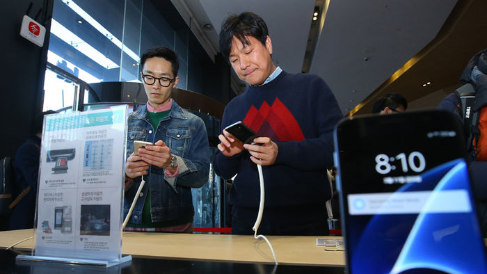 메인이미지  6 :  삼성전자 스마트폰 갤럭시S7과 갤럭시S7엣지 출시일인 11일 오전 서울 광화문 KT스퀘어에서 시민들이 제품을 체험해보고 있다. (서울=연합뉴스)