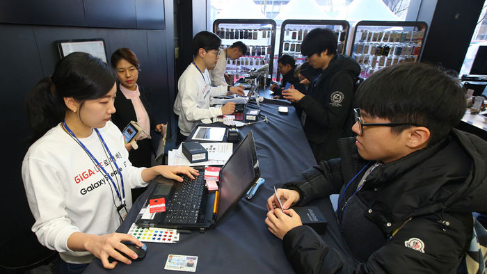 메인이미지  3 : 삼성전자 스마트폰 갤럭시S7과 갤럭시S7엣지 출시일인 11일 오전 서울 광화문 KT스퀘어에서 시민들이 단말기 개통을 하고 있다.(서울=연합뉴스)
