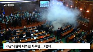 [비디오머그] 최루탄 터졌는데 '수다 삼매경'&hellip;여유 넘치는 국회