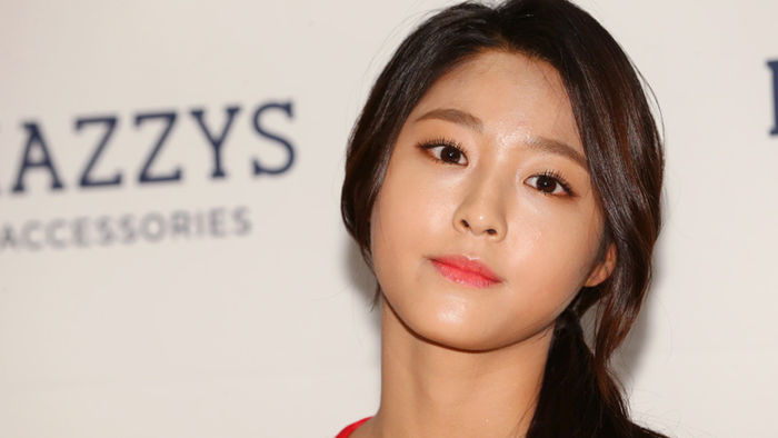 메인이미지  1 : 그룹 AOA 설현이 11일 오후 서울 강남구 현대백화점 무역센터점에서 열린 LF 헤지스 팬사인회에 참석해 포즈를 취하고 있다. 