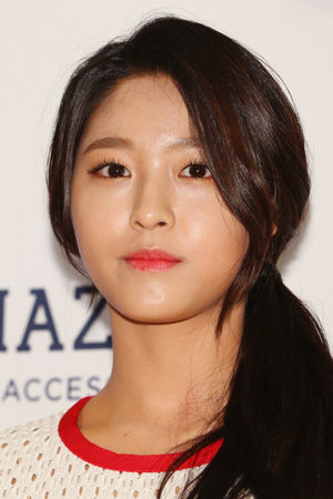 메인이미지  5 : 그룹 AOA 설현이 11일 오후 서울 강남구 현대백화점 무역센터점에서 열린 LF 헤지스 팬사인회에 참석해 포즈를 취하고 있다. 
