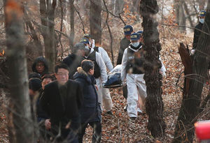 경찰, 원영군 시신 야산서 수습 이송&hellip;"백골화 진행"
