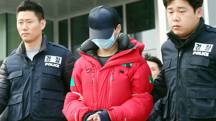 메인이미지  4 : 생후 3개월 딸을 침대에서 떨어뜨린 뒤 방치해 숨지게 한 혐의를 받는 아버지 A(23)씨와 어머니 B(23)씨가 인천지방법원 부천지원에서 구속 전 피의자심문(영장실질심사)을 받고자 12일 오후 경기도 부천시 오정경찰서를 나서고 있다.