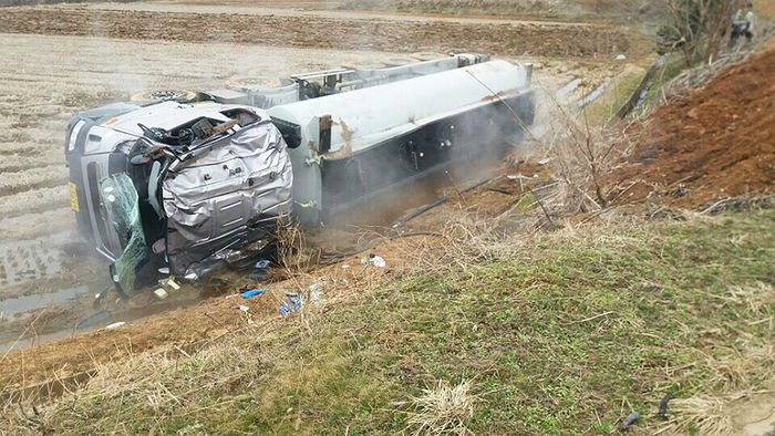메인이미지  2 : 13일 오전 충남 서천군 서면 원두리 앞길에서 염산을 싣고 달리던 탱크로리가 길옆 논으로 전복된 모습. 염산이 새어나오고 있다.