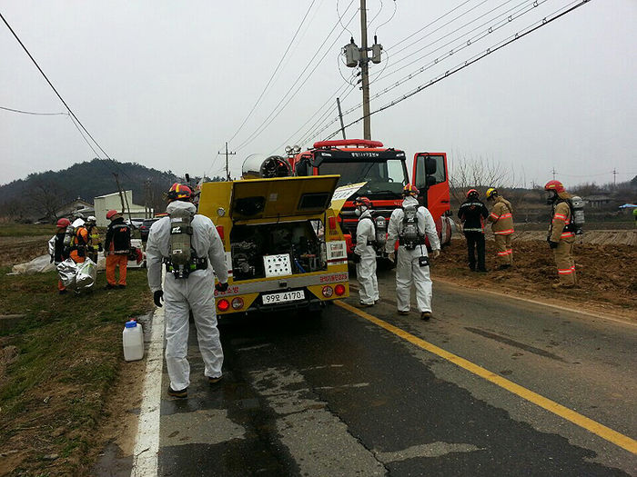 메인이미지  1 : 13일 오전 충남 서천군 서면 원두리 앞길에서 염산을 싣고 달리던 탱크로리가 길옆 논으로 전복, 염산이 누출되자 긴급 출동한 소방대원들이 방제작업을 하고 있다. 