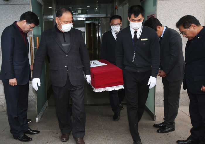 메인이미지  4 : 13일 오전 경기도 평택시 평택장례문화원에서 엄수된 계모에게 학대받다 숨진 신원영군 발인에서 장례식장 관계자들이 운구를 하고 있다.