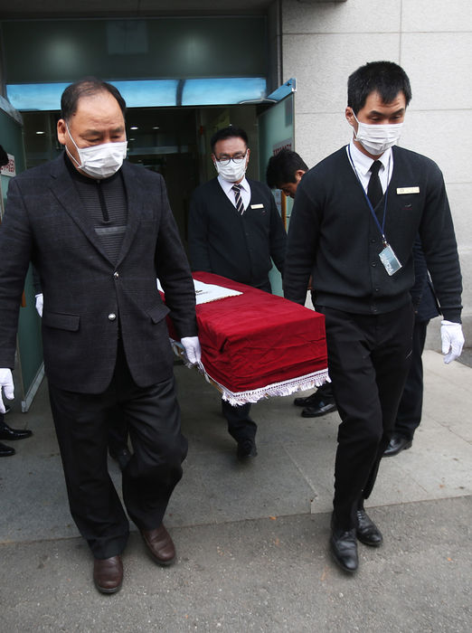 메인이미지  2 : 13일 오전 경기도 평택시 평택장례문화원에서 엄수된 계모에게 학대받다 숨진 신원영군 발인에서 장례식장 관계자들이 운구를 하고 있다.