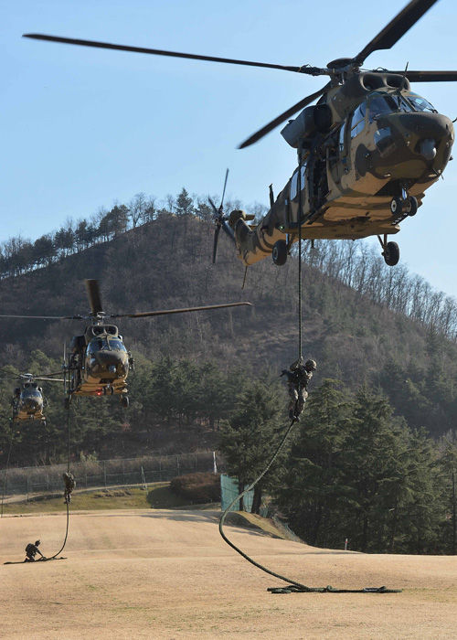 메인이미지  7 : 14일 오전 육군 제2작전사령부 주관으로 열린 육군항공&middot;특공부대 합동 전개훈련에서 201특공여단 장병들이 수리온 헬기에서 패스트로프를 활용해 대구 무열대로 투입되고 있다. 이번 훈련에는 후방지역 테러 발생 상황을 가정해 헬기 20대(국산 최신 다목적 헬기인 수리온 8대 포함), 군장병 250여명 투입됐다. (대구=연합뉴스)