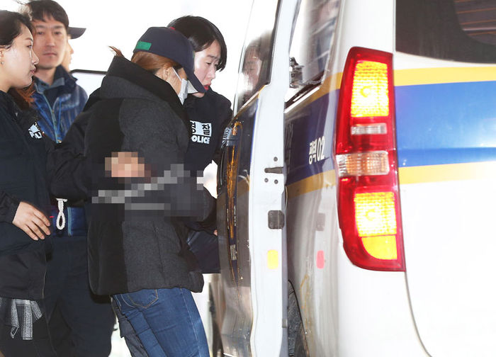 메인이미지  11 : 14일 오후 경기도 평택시 포승읍 한 빌라에서 진행된 신원영군 학대 사망사건 현장검증에서 계모 김모(38)씨가 현장검증을 마치고 나오고 있다.(평택=연합뉴스)