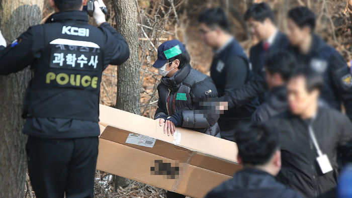 메인이미지  8 : 14일 오후 경기도 평택시 청북면 한 야산에서 진행된 신원영군 학대 사망사건 현장검증에서 친부 신모(38)씨가 범행 장면을 재연하고 있다.(평택=연합뉴스)