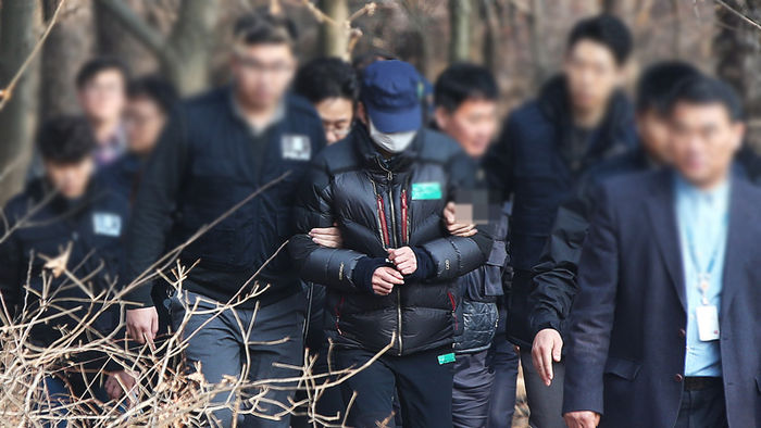 메인이미지  6 : 14일 오후 경기도 평택시 청북면 한 야산에서 진행된 신원영군 학대 사망사건 현장검증에서 친부 신모(38)씨가 범행 장면을 재연하고 있다.(평택=연합뉴스)