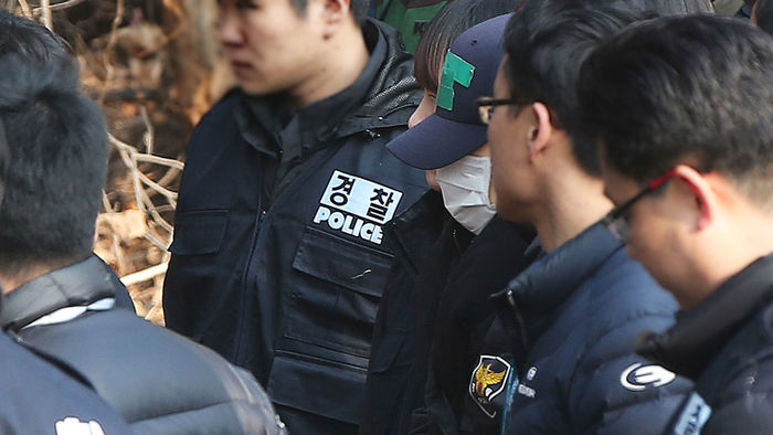 메인이미지  9 : 14일 오후 경기도 평택시 청북면 한 야산에서 진행된 신원영군 학대 사망사건 현장검증에서 계모 김모(38)씨가 범행 재연 장면을 지켜보고 있다.(평택=연합뉴스)