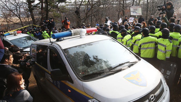 메인이미지  3 : 14일 오후 경기도 평택시 청북면 한 야산에서 진행된 신원영군 학대 사망사건 현장검증에서 친부 신모(38)씨와 계모 김모(38)씨가 탄 차량이 현장검증을 마치고 떠나려 하자 시민들이 강력한 처벌을 요구하며 피켓을 들고 있다. (평택=연합뉴스)
