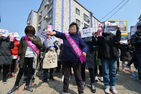 섬네일이미지  2: 14일 오후 경기도 평택시 포승읍 한 빌라에서 진행된 신원영군 학대 사망사건 현장검증에서 시민들이 락스를 들고 강력한 처벌을 요구하는 시위를 하고 있다.