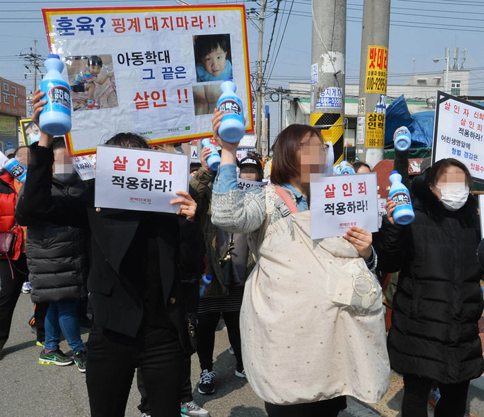 메인이미지  4 :  14일 오후 경기도 평택시 포승읍 한 빌라에서 진행된 신원영군 학대 사망사건 현장검증에서 시민들이 락스를 들고 강력한 처벌을 요구하는 시위를 하고 있다.