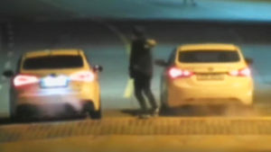 정지한 車 갑자기 '끽'&hellip;위험천만 '드래그 레이싱'