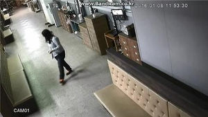 작업복 바꿔 입고 직원인 척&hellip;女탈의실 금품 털어