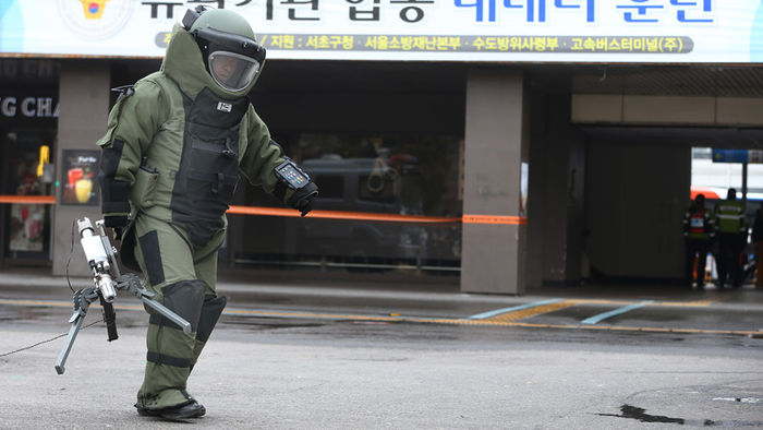 메인이미지  6 : 15일 오후 서울 서초구 고속터미널 앞 광장에서 경찰과 소방서, 지역 군부대 등 15개 기관에서 다중이용시설 테러상황에 대비한 대테러 통합훈련을 실시하고 있다. 