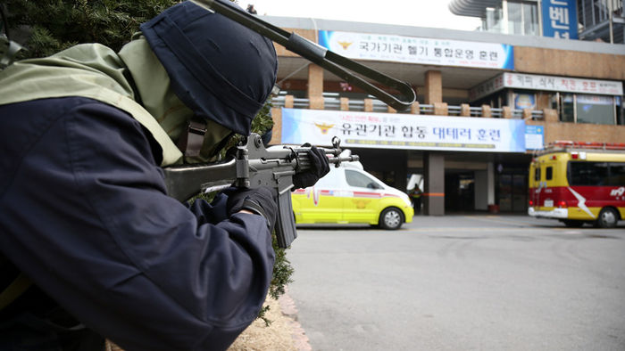 메인이미지  2 : 15일 오후 서울 서초구 고속터미널 앞 광장에서 경찰과 소방서, 지역 군부대 등 15개 기관에서 다중이용시설 테러상황에 대비한 대테러 통합훈련을 실시하고 있다. 