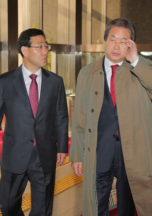 메인이미지  3 : 새누리당 주호영 의원이 16일 오전 국회에서 열리는 비공개 최고위원회의에 참석하는 김무성 대표에게 공천 배제에 대한 억울함을 호소하고 있다. (서울=연합뉴스)