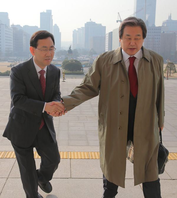 메인이미지  5 : 새누리당 주호영 의원이 16일 오전 국회에서 열리는 비공개 최고위원회의에 참석하는 김무성 대표에게 공천 배제에 대한 억울함을 호소하고 있다. (서울=연합뉴스)