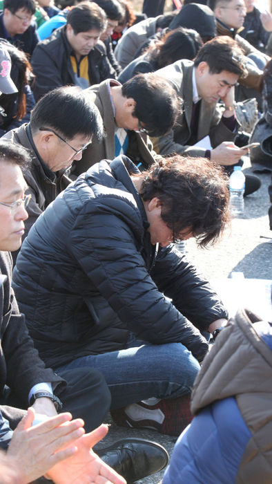 메인이미지  6 : 16일 오후 경기도 파주시 통일대교에서 개성공단 입주기업과 협력기업 임직원과 가족들이 '개성공단 평화대행진'을 하며 집회를 하던중 고개를 숙인 채 허탈해 하고 있다.