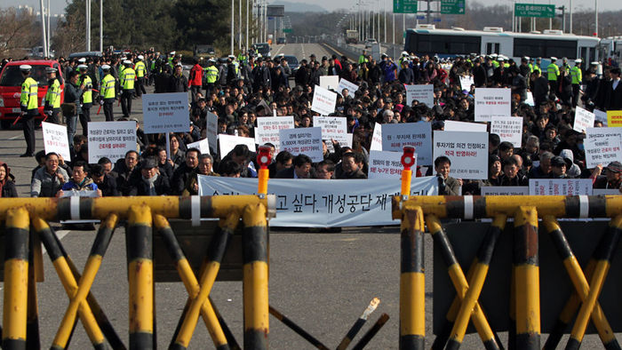 메인이미지  5 : 16일 오후 경기도 파주시 통일대교에서 개성공단 입주기업과 협력기업 임직원과 가족들이 '개성공단 평화대행진'을 하던중 집회를 하고 있다.