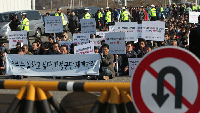 메인이미지  4 : 16일 오후 경기도 파주시 통일대교에서 개성공단 입주기업과 협력기업 임직원과 가족들이 '개성공단 평화대행진'을 하던중 집회를 하고 있다.