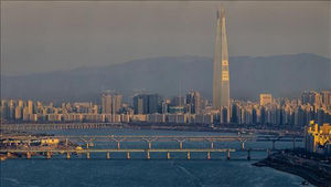 롯데월드타워 555ｍ 완성됐다&hellip;최상층부 첨탑 완성
