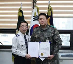 '흉기 난동범' 검거한 육군 대위&hellip;전북경찰청장 표창장