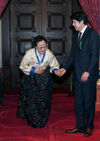 섬네일이미지  1:미국 캘리포니아 주 상원이 17일(현지시간) 일본군 위안부 피해자 이용수(88) 할머니에게 '공로상'을 수여했다. 미국에서 '평화의 소녀상' 건립운동을 주도하는 가주한미포럼에 따르면 케빈 드 레옹 캘리포니아 주 상원의장 대행은 이날 주 의회에서 이 할머니에게 공로상을 수여했다. 오른쪽은 케빈 드 레옹 주 상원의장 대행. 사진은 수여식 모습. [ 가주한미포럼 제공 ]