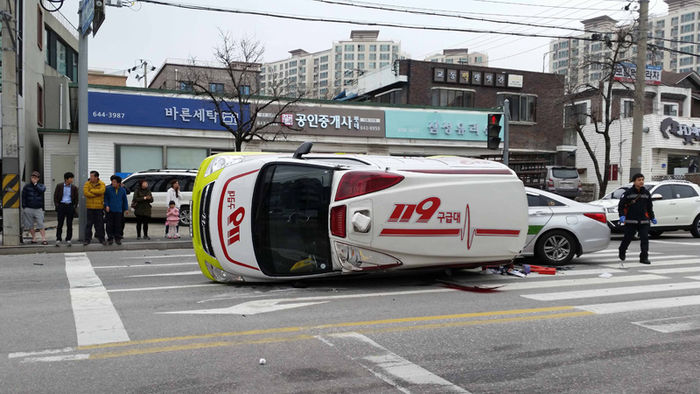 메인이미지  3 : 18일 오전 9시 39분께 강원 강릉시 교동 모 여고 인근 사거리에서 강릉소방서 소속 119구급차와 인피니티 승용차, 택시 등 차량 3대가 충돌했다.

   이 사고로 119 구급대원 등 6명이 다쳤다. 사진은 119 소방대원 등이 사고 현장을 수습하고 있다. (강릉=연합뉴스)
