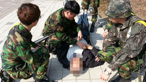 훈련하던 예비역 병장들, 의식 잃은 70대 노인 구해