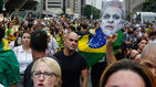 섬네일이미지  5:17일(현지시각) 브라질 상파울루에서 지우마 호세프 대통령 탄핵을 요구하는 한편 루이스 이나시오 룰라 다 실바 전 대통령의 수석장관 임명에 항의하는 시위가 벌어지고 있다.