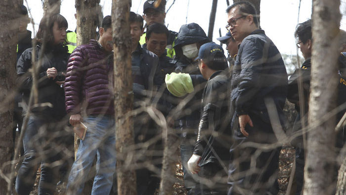 메인이미지  2 :  19일 오후 충북 진천군의 한 야산에서 경찰이 5년 전 숨진 4살배기 딸을 암매장한 30대 아버지와 함께 시신을 수색하고 있다.