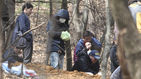 섬네일이미지  1: 19일 오후 충북 진천군의 한 야산에서 경찰이 5년 전 숨진 4살배기 딸을 암매장한 30대 아버지와 함께 시신을 수색하고 있다.